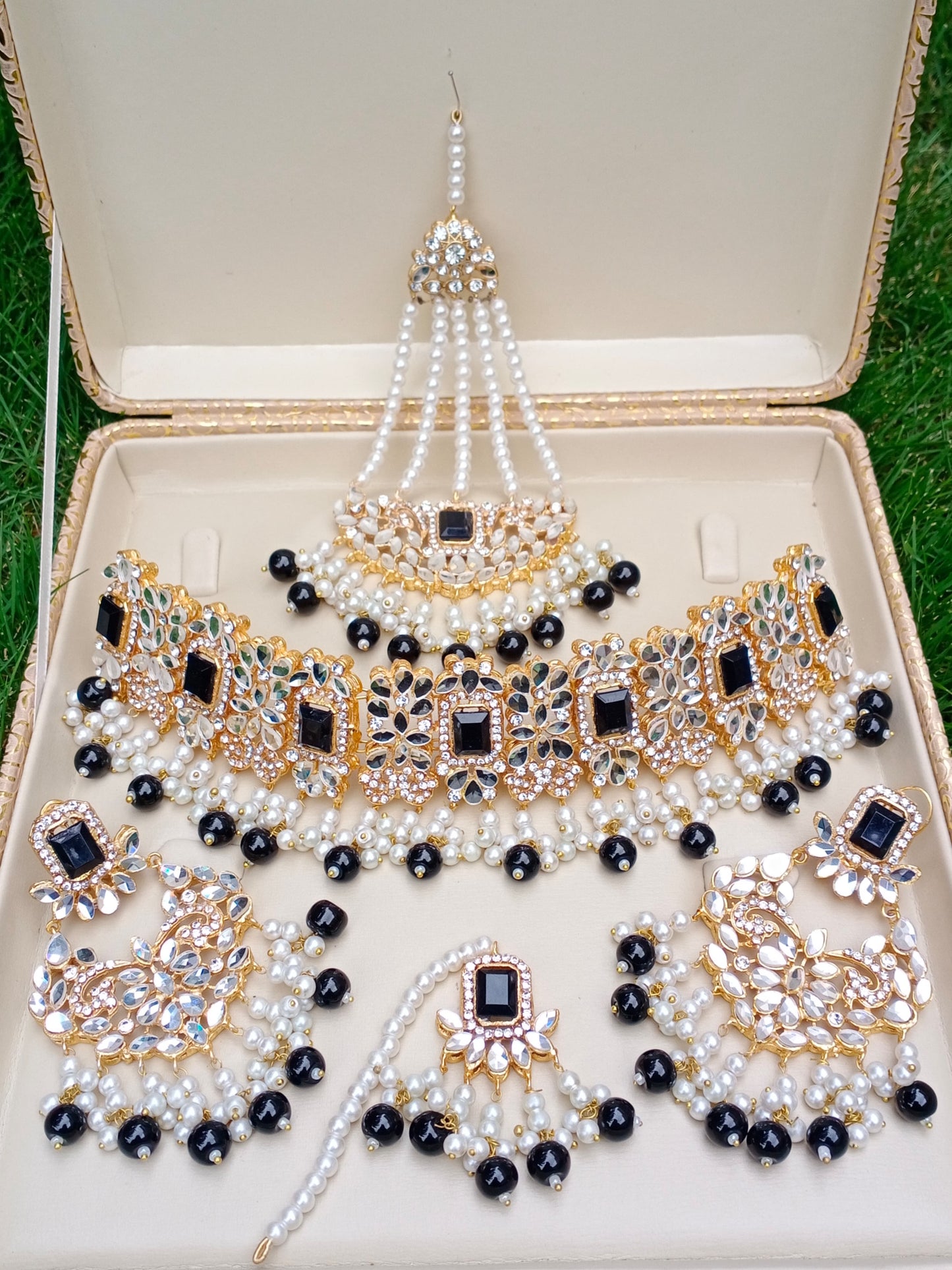 Chokar set with Earrings, tikka din side passa