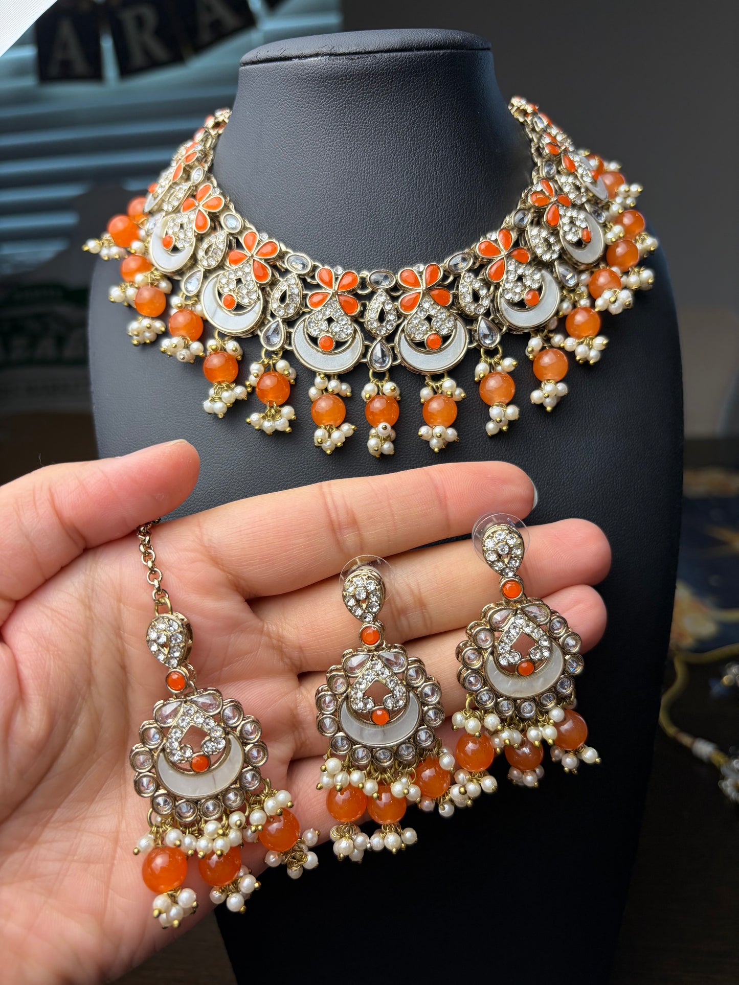 Necklace with mother pearl stone