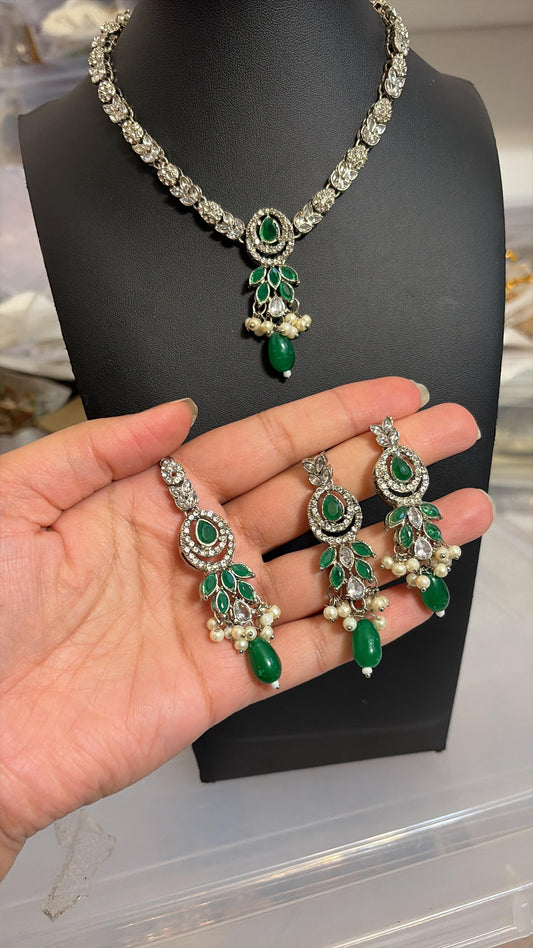Necklace with earrings and tikka