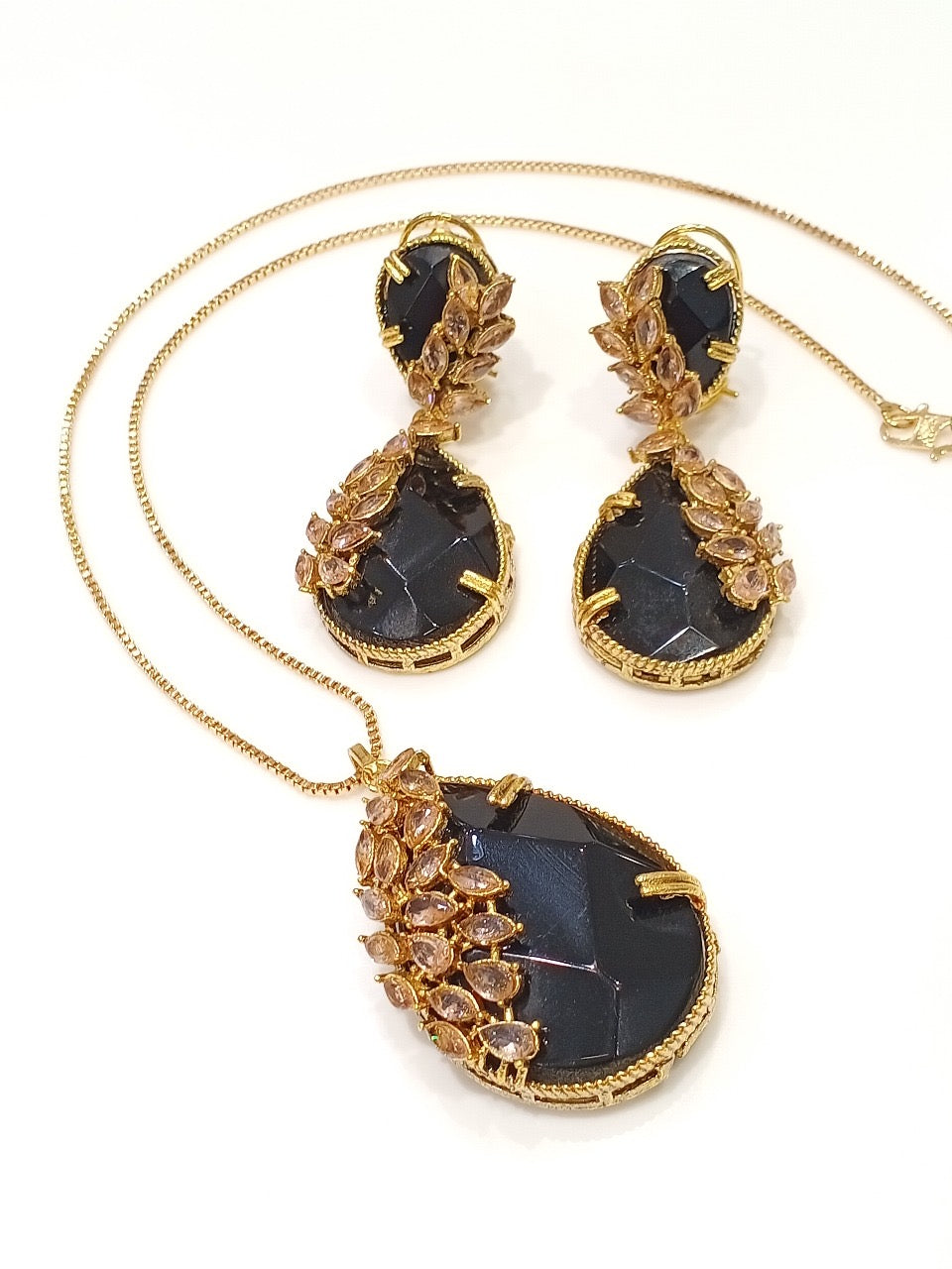 Pendant set