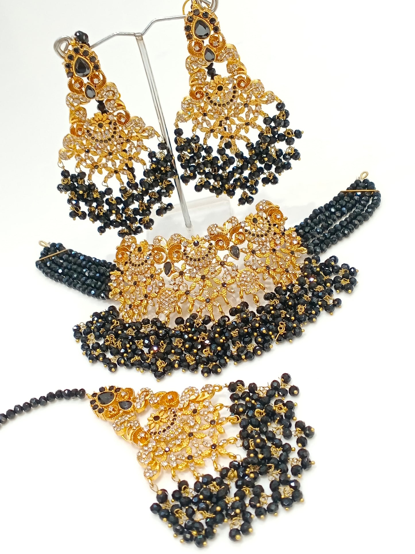 Chokar set with Earrings and Tikka