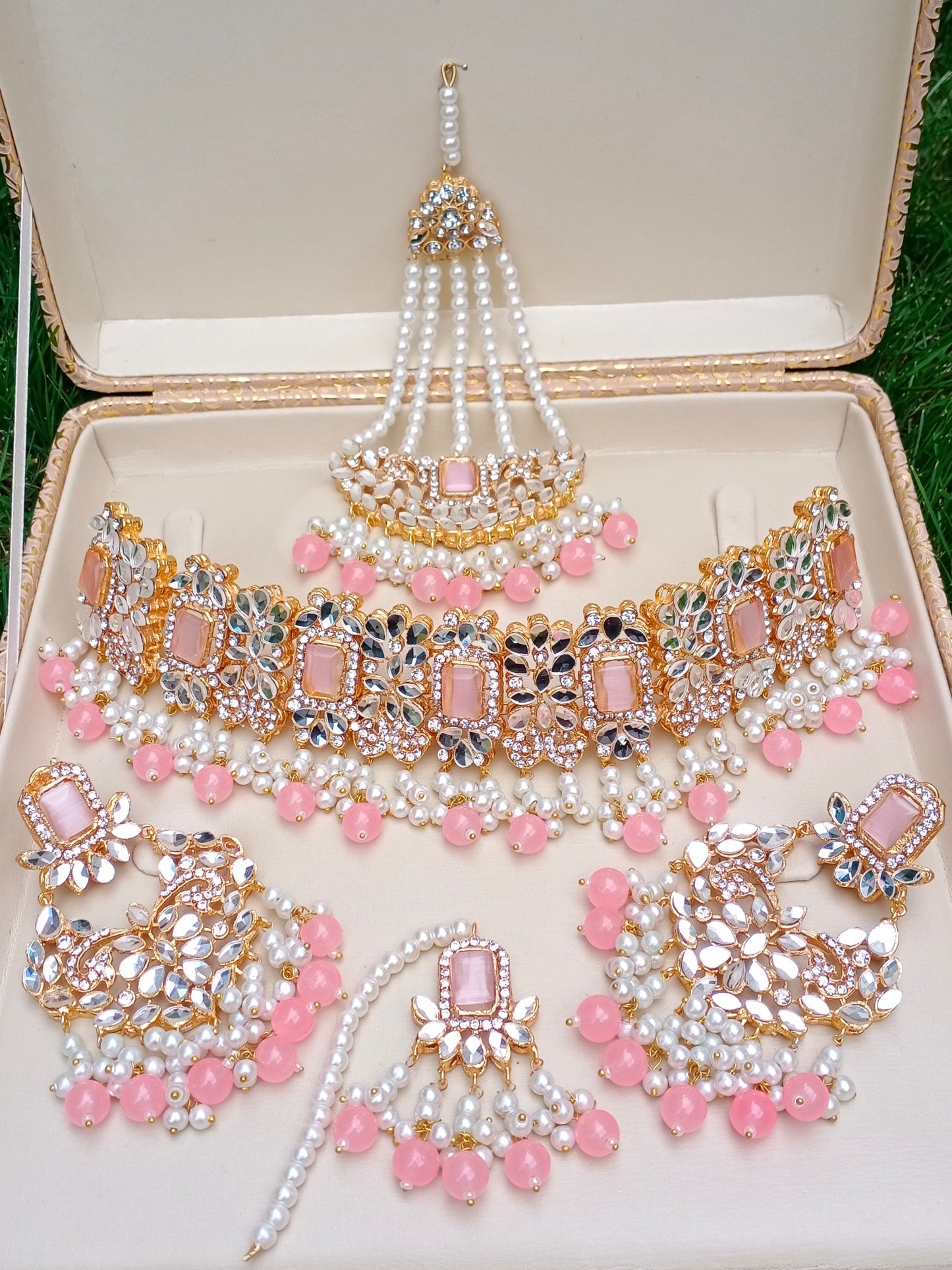 Chokar set with Earrings, tikka din side passa
