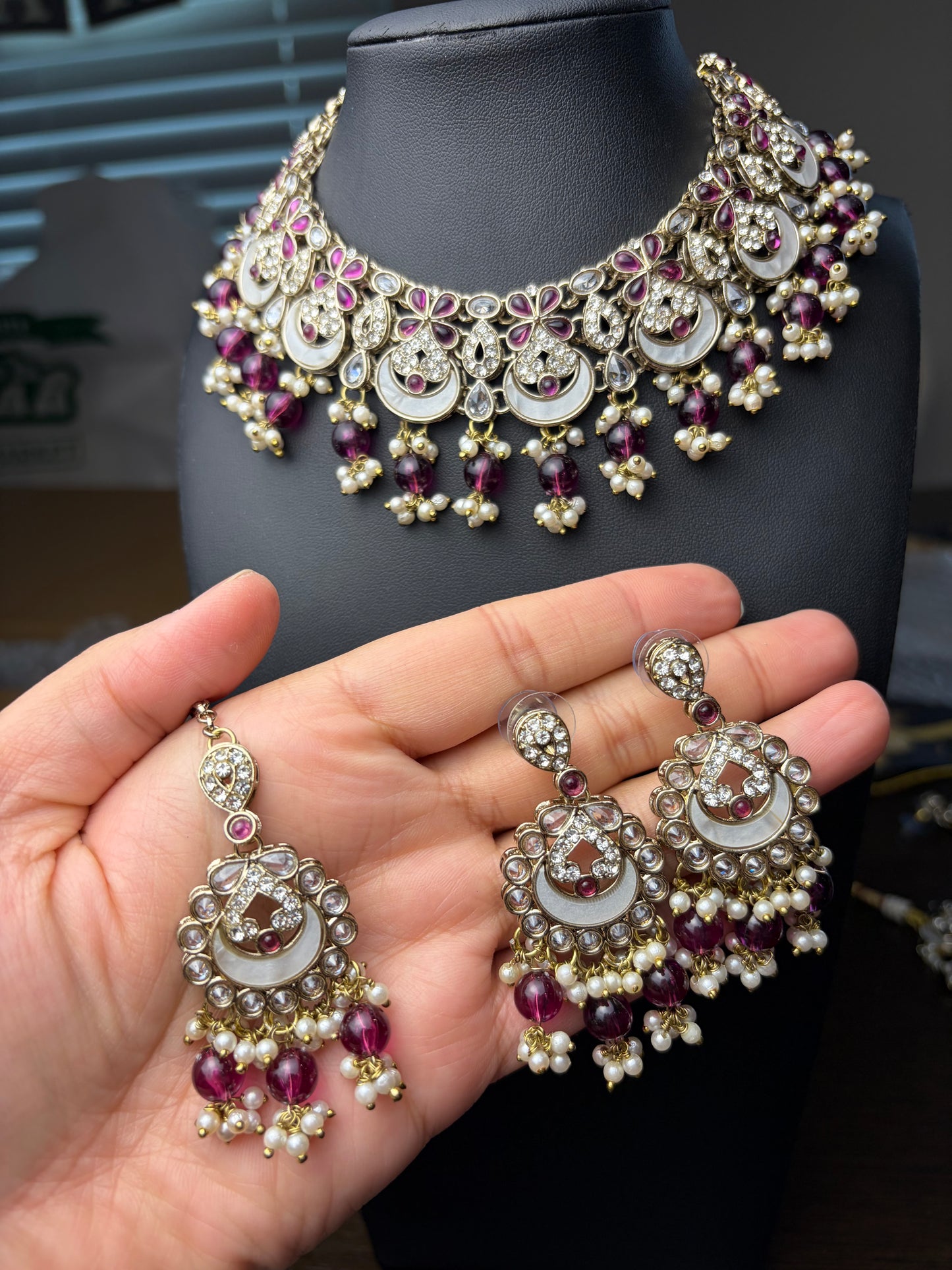 Necklace with mother pearl stone